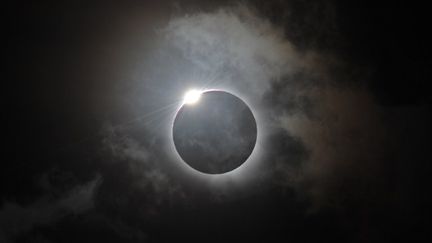 L'&eacute;clipse totale de soleil du 14 novembre 2012 immortalis&eacute;e &agrave; Palm Cove (Australie). (GREG WOOD / AFP)