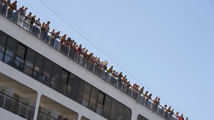 1 700 personnes, dont un grand nombre de touristes allemands, sont bloquées depuis le 15 mars 2020 sur le bateau de croisière "AIDAmira", dans le port du Cap. Photo prise le 18 mars 2020. (RODGER BOSCH / AFP)