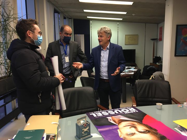 Le candidat PCF Fabien Roussel&nbsp;(D) aux côtés du photographe de son affiche officielle et d'Olivier Marchais (C), son coordinateur des événements de campagne.&nbsp; (MARGAUX DUGUET / FRANCEINFO)