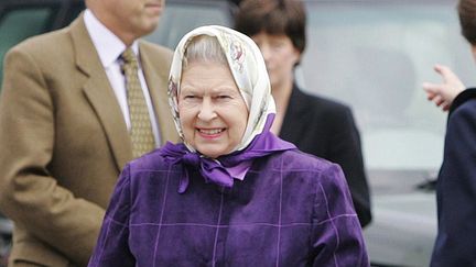 Elizabeth II à Port Ellen, le 21 juillet 2006. Rare photo de la reine dans un élégant tailleur pantalon. Elle se dirigeait vers le bateau.&nbsp; (POOL/TIM GRAHAM PICTURE LIBRARY / TIM GRAHAM PHOTO LIBRARY)