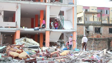 Recherches dans les décombres après le séisme de magnitude&nbsp;de 7,8 en Equateur, à&nbsp;Pedernales, le 25 avril 2016.  (ENES DURAN / ANADOLU AGENCY / AFP)