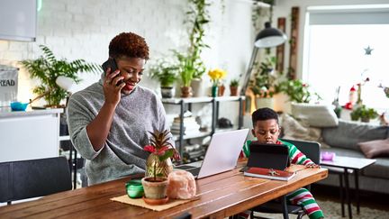 Les familles monoparentales&nbsp;font partie des profils les plus touchés par la pauvreté en France, selon l'Insee. (10'000 HOURS / DIGITAL VISION / GETTY IMAGES)