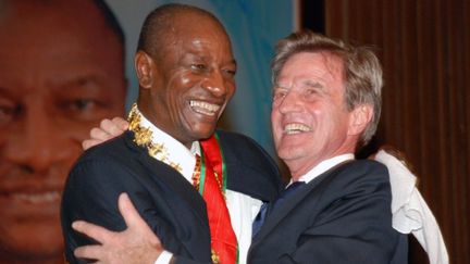 Bernard Kouchner avec le pr&eacute;sident guin&eacute;en Alpha Cond&eacute; lors de sa c&eacute;r&eacute;monie d'investiture, le 21 d&eacute;cembre 2010 &agrave; Conakry (Guin&eacute;e). (CELLOU DIALLO / AFP)