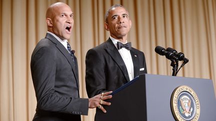 L'acteur&nbsp;Keegan-Michael Key (G) et le pr&eacute;sident am&eacute;ricain Barack Obama, le 25 avril 2015 &agrave; Washington (Etats-Unis),&nbsp;lors du d&icirc;ner annuel des correspondants de presse de la Maison Blanche. (OLIVIER DOULIERY / DPA / AFP)