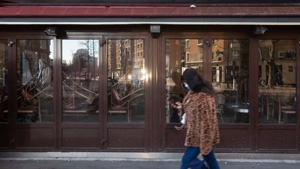 Une brasserie fermée à Paris du fait des restrictions sanitaires liées à l'épidémie de Covid-19, le 6 mars 2021.&nbsp; (GEORGES GONON-GUILLERMAS / HANS LUCAS / AFP)