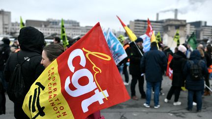 Une adhérente de la CGT Cheminots brandit un drapeau du syndicat lors de la manifestation contre la réforme des retraites à Paris, le 19 janvier 2023. (STEPHANE DE SAKUTIN / AFP)