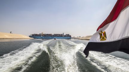 Porte-conteneurs dans la nouvelle portion du canal de Suez près d'Ismaïlia en 2019. Le canal est, 150 ans après son inauguration, la voie d'eau la plus fréquentée au monde.&nbsp;
 (KHALED DESOUKI / AFP)