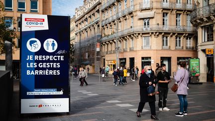 Un panneau rappelle les gestes barrières&nbsp;à respecter dans le centre-ville de Toulouse, le 13&nbsp;octobre 2020. (LILIAN CAZABET / HANS LUCAS / AFP)