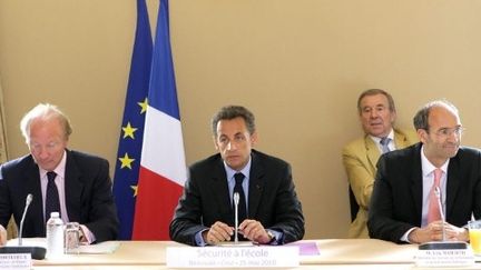 Brice Hortefeux (g), Nicolas sarkozy (c) et Eric Woerth participent à une réunion sur les violences scolaires, à  Beauvais, le 25 mai 2010. (AFP - François Nascimbeni)