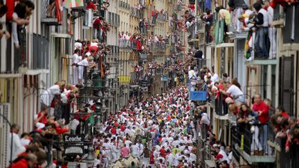 La traditionnelle course de taureaux dans les rues de Pampelune (Espagne), le 11 juillet 2012. (PEDRO ARMESTRE / AFP)