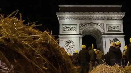 Des agriculteurs du syndicat Coordination rurale ont mené une action surprise au pied de l'Arc de Triomphe, vendredi 1er mars. Ils souhaitent maintenir la pression sur le gouvernement. (France 2)
