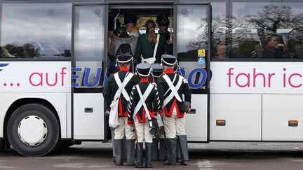 Des figurants habill&eacute;s en soldats pour la reconstition de la bataille des Nations de 1813 montent dans un bus &agrave; Leipzig (Allemagne), le 18 octobre 2013. (MAXPPP)