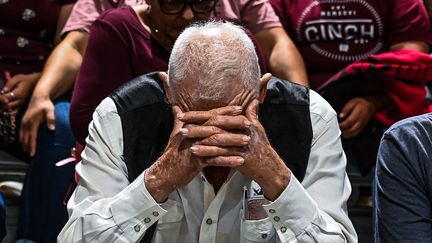 Un homme assiste à une veillée pour les victimes de la tuerie d'Uvalde, le 25 mai 2022. (CHANDAN KHANNA / AFP)