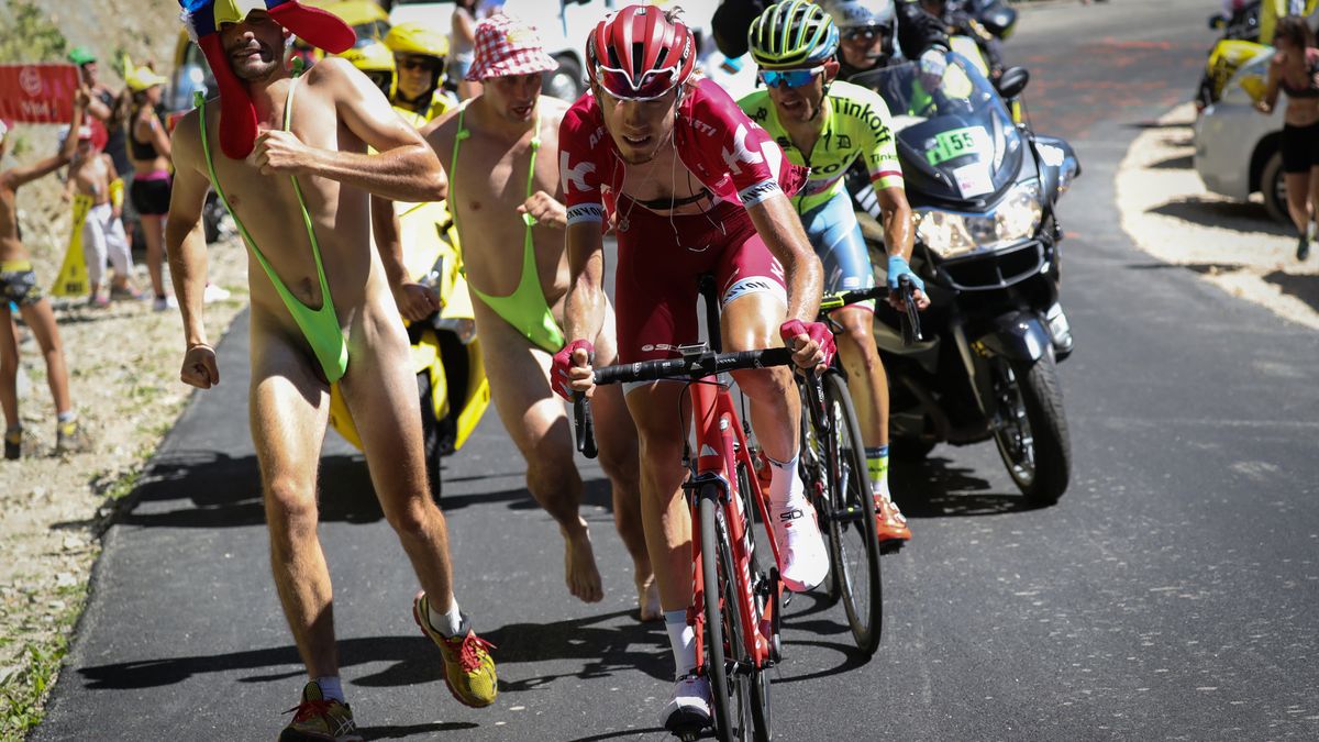 VIDEO. Tour de France 2017 : drôles, dangereux ou nus, les fans sont  capables de tout