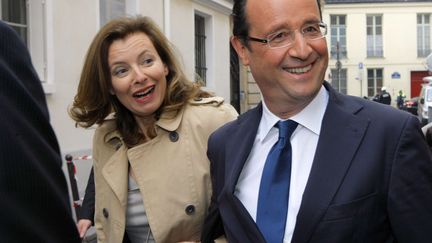 Fran&ccedil;ois Hollande et sa compagne journaliste Val&eacute;rie Trierweiler, le 5 avril 2012 &agrave; Paris.&nbsp; (JACQUES BRINON / AP / SIPA)