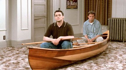 Matt LeBlanc et Matthew Perry dans "Friends" (saison 4, épisode 2). (7E ART / WARNER BROS TELEVISION / PHOTO12 / AFP)