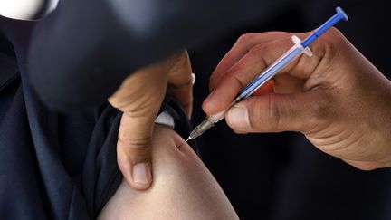 Une personne se fait vacciner contre le Covid-19. (ALFREDO ESTRELLA / AFP)