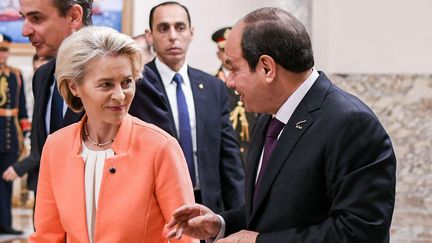 La présidente de la Commission européenne, Ursula von der Leyen, et le président égyptien, Abdel Fattah al-Sissi, au Caire, le 17 mars 2024. (EGYPTIAN PRESIDENCY / AFP)