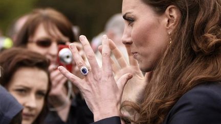 Kate Middleton avec des sympathisants lors d'une visite avec William à Witton County Park, à Darwen, le 11 avril 2011 (AFP PHOTO / ALASTAIR GRANT / WPA POOL)