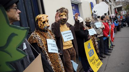 &nbsp; (Des participants à la chaîne humaine pour le climat à Paris, le 29 novembre 2015 ©Sipa/Christophe Ena)