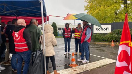 La mobilisation continue devant l’usine Sanofi-Opella à Lisieux, dans le Calvados, le 21 octobre 2024. (LAURIANE DELANOE / FRANCEINFO)