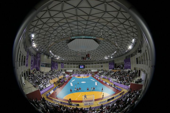 La salle flambant neuve de Doha pour accueillir les Mondiaux de handball. Ici lors de la finale des Jeux panarabes entre l'Egypte (en rouge) et le Qatar (en blanc), le 21 d&eacute;cembre 2011.&nbsp; (KARIM JAAFAR / AFP)