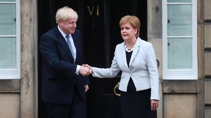 Boris Johnson et Nicola Sturgeon en juillet 2019&nbsp;à Édimbourg en Écosse.&nbsp; (STEWART ATTWOOD / EPA)