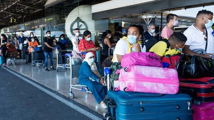 Des bagagistes étaient&nbsp;en grève le 17 juillet 2021 au Portugal, causant de longues files d'attentes et des vols annulés, comme ici à Lisbonne.&nbsp; (ANDRE ALVES / ANADOLU AGENCY / AFP)