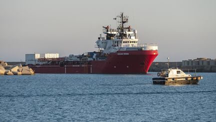 L'Ocean Viking, affrété par l'organisation caritative SOS Méditerranée, dans le port de Porto Empedocle en Sicile, le 6 juillet 2020 (photo d'illustration). (GIOVANNI ISOLINO / AFP)