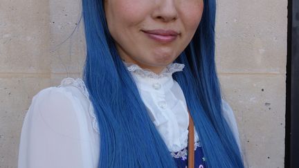 Les clientes d'Angelic Pretty sont principalement des 15-30 ans. La marque propose souvent des tailles uniques. Chaque mois, une collection basée sur un imprimé, est mise en vente. Ce sont souvent des illustrations d'animaux, de bonbons, de glaces, de jouets, de gâteaux et de maquillage... Des thèmes sont récurrents comme Alice au pays des merveilles. Chaque collection paraît –avant la vente - dans des magazines comme Kera, Gothic &amp; Lolita Bible. Le nombre de pièces étant limité, il arrive que des collections à succès se vendent uniquement à la réservation. La marque propose également des robes avec des tissus plus simples : uni, vichy, pois, carreaux.
 (Corinne Jeammet)