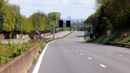 Un tronçon fermé de l'autoroute A13, le 29 avril 2024. (JEAN-BAPTISTE QUENTIN/MAXPPP)