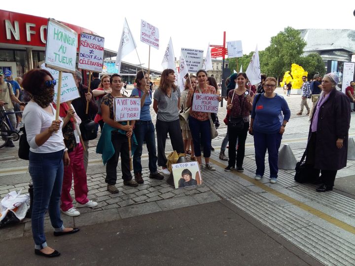 Des personnes manifestent devant le Zénith de Paris contre un concert de Bertrand Cantat, le 7 juin 2018. (MAXPPP)