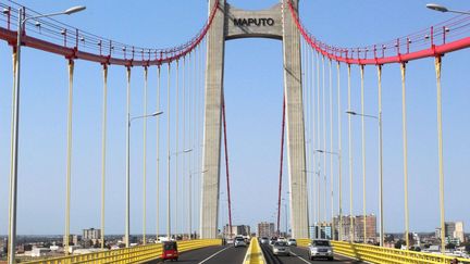 Les deux piles du pont suspendu caractérisent l'ouvrage imaginé sous la présidence de Samora Machel à la fin du XXe siècle et commencé en 2014. (ROBERTO MATCHISSA / AFP)