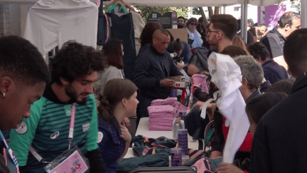 Dans une braderie qui va faire le tour de France, sont vendus des produits dérivés des Jeux olympiques : t-shirts, drapeaux, ou encore les célèbres phryges. Samedi 14 septembre, la braderie a fait sa première étape à Saint-Denis.