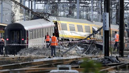 La catastrophe ferroviaire de Brétigny-sur-Orge (Essonne), le 12 juillet 2013, a fait sept morts et plusieurs dizaines de blessés.&nbsp; (KENZO TRIBOUILLARD / AFP)