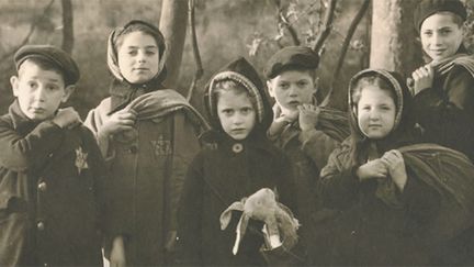 &nbsp; (Affiche de l'exposition "L'enfant et la Shoah" dédiée aux enfants cachés, de l'association Yad Layeled © DR)