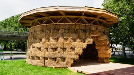 L'Ensa Versailles a réalisé pour la Fédération française d'équitation "Le Manège" avec un matériau connu dans le monde équestre, mais rare dans la construction. Le pavillon est ainsi constitué de bottes de paille "sanglées entre elles, empilées en quinconce". L'ensemble est maintenu "à un soubassement de bois pour assurer durabilité à la paille et stabilité à l’édifice". La toiture repose sur une charpente en treillis et "la tôle qui chapeaute l’ensemble est percée en son centre pour laisser entrer la lumière". (MINISTERE DE LA CULTURE)