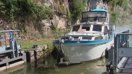 Pendant les vacances, il est possible de s’offrir une croisière sur le canal de l’Est dans les Vosges sur plus de 430 km de long. L’activité a repris depuis trois semaines, de quoi prendre l’air au fil de l’eau. (FRANCE 3)