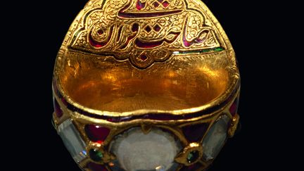 La joaillerie indienne se distingue par l’emploi d’émaux polychromes d’un grand raffinement et par une technique particulière de sertissage des pierres à l’or, le kundan, qui permet d’éviter le recours aux griffes et autres montures dont use la bijouterie occidentale. 
 (Musée national de l’Ermitage, Saint-Pétersbourg, 2017 /Vladimir Terebenin)