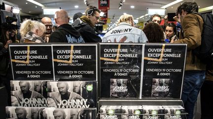 Les fans de Johnny se sont rués à la Fnac Champs-Elysées le 19 octobre, pendant la nuit, pour acheter "Mon pays c'est l'amour".
 (CHRISTOPHE ARCHAMBAULT / AFP)