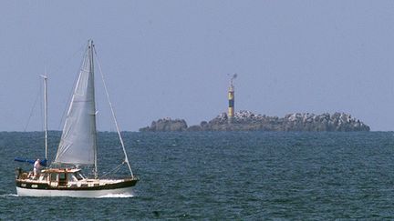 Un voilier passe le 25 juin 2000 dans la baie de St-Brieuc (Bretagne), non loin du l'endroit o&ugrave; le bateau du docteur&nbsp;Godard a disparu, d&eacute;but septembre 1999. (MARCEL MOCHET / AFP)