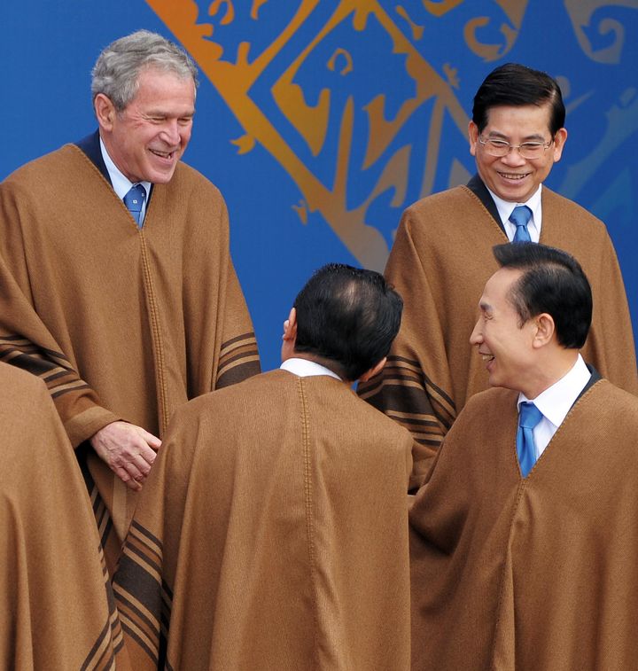 Le poncho arbor&eacute; par les chefs d'Etat avait rencontr&eacute; un certain succ&egrave;s, notamment aupr&egrave;s de Georges W. Bush, pr&eacute;sident des Etats-Unis &agrave; l'&eacute;poque de ce sommet de l'Apec &agrave; Lima, au P&eacute;rou, le 23 novembre 2008. (MANDEL NGAN / AFP)