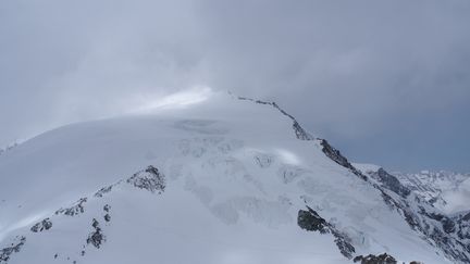 Le&nbsp;Pigne d'Arolla, un sommet des Alpes valaisannes, où les randonneurs ont été retrouvés.&nbsp; (HANDOUT / POLICE CANTONALE VALAISANNE / AFP)