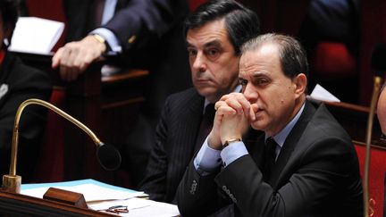 François Fillon et Roger Karoutchi, le 7 avril 2009 à l'Assemblée nationale. (CHAMUSSY / SIPA)