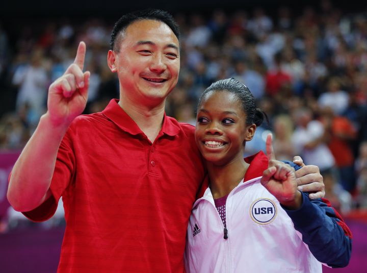 La gymnaste américaine Gabrielle Douglas (droite) et son entraîneur Liang Chow lors de la finale de l'épreuve de poutre des Jeux olympiques de Londres (Royaume-Uni), le 7 août 2012. (MIKE BLAKE / REUTERS)