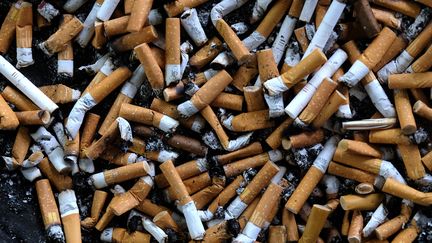 Des mégots de cigarette. Photo d'illustration. (PATRIK STOLLARZ / AFP)