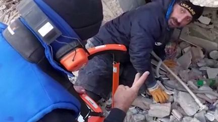 Séisme en Turquie et en Syrie : au cinquième jour, des miraculés sont encore extraits des décombres (Capture franceinfo)