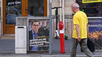 Une affiche du maire de Budapest (Hongrie),&nbsp;Gergely Karacsony, opposant à Viktor Orban, le 15 septembre 2021. (ATTILA KISBENEDEK / AFP)