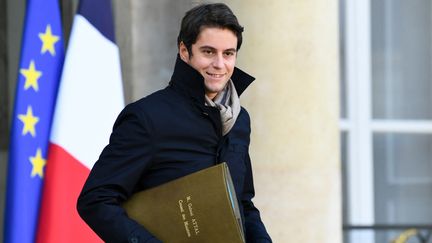 Le porte-parole du gouvernement Gabriel Attal à la sortie de&nbsp;Élysée, mercredi 8 décemnre 2021. (BERTRAND GUAY / AFP)