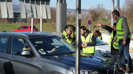 Des "gilets jaunes" à un péage près de Chambéry. (XAVIER GRUMEAU / FRANCE-BLEU PAYS DE SAVOIE)